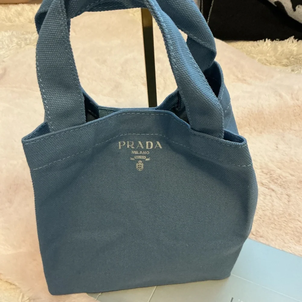 2 GWP PRADA BEAUTE SMALL TOTES WITH GIFT BOXES - Picture 3 of 3